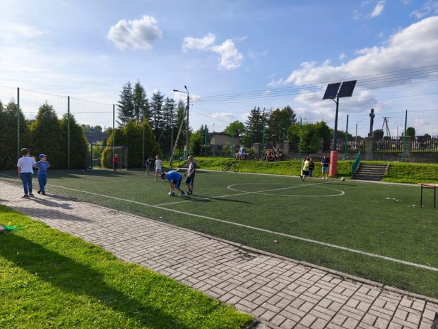 Rozgrywki z piłką na boisku szkolnym.