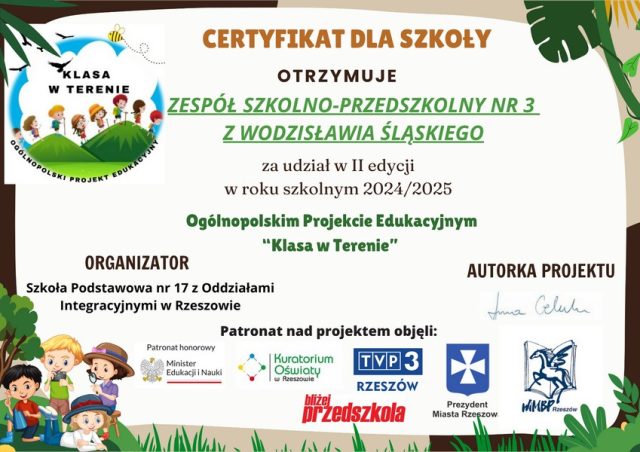 Zdjęcie przedstawia certyfikat dla szkoły, za zrealizowanie projektu "Klasa w terenie". 