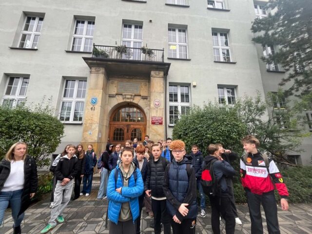 Uczennice i uczniowie klas 7mych w Rybniku przed I Liceum Ogólnokształcącym im. Powstańców Śląskich.
